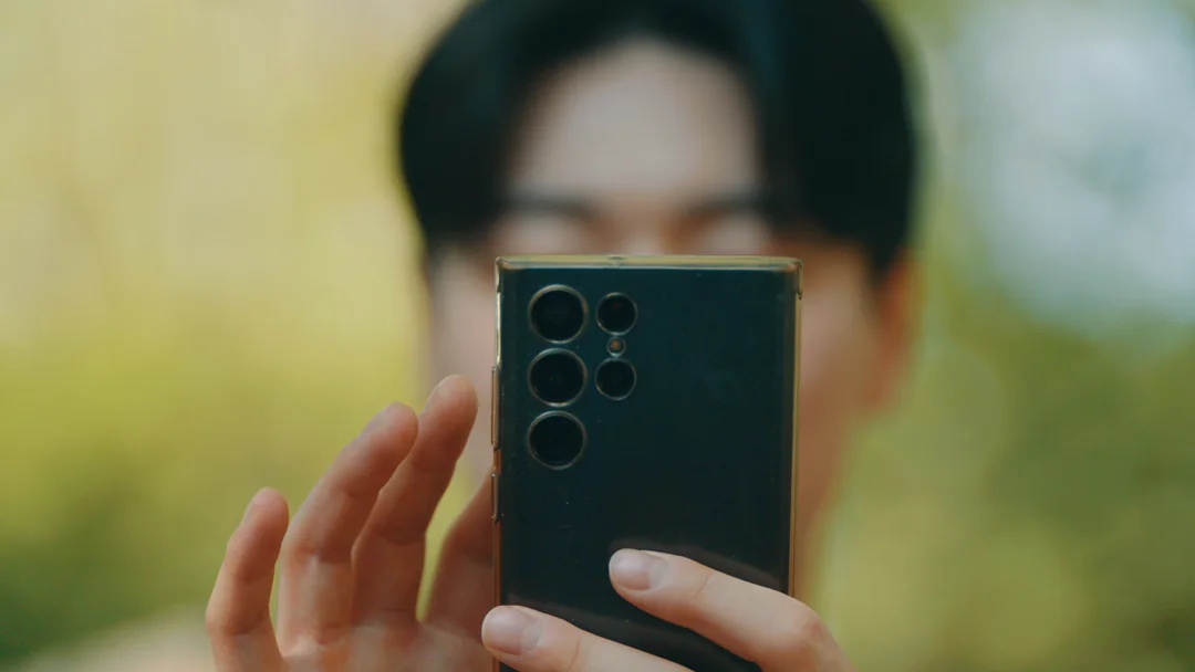 음식 쪽에서 올려다본, 휴대폰으로 식단을 찍는 회원